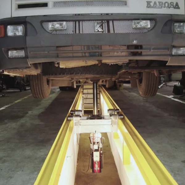 Jámový zvedák firmy Autotech v montážní jámě při opravě nákladního vozu