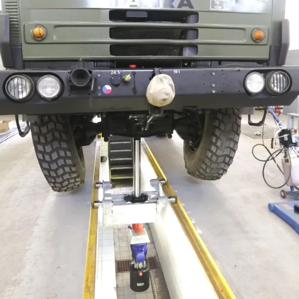 Jámový zvedák Autotech elektrohydraulický JZ-EH-E1 při opravě nákladního vozu Tatra.