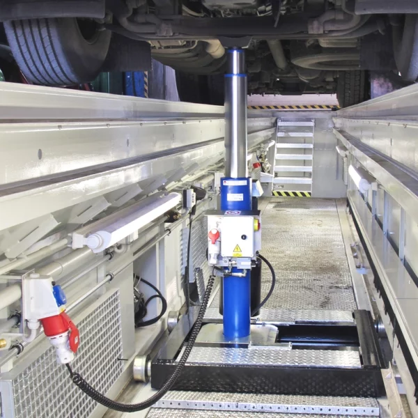 Elektro-hydraulický zvedák po dně montážní jámy JZ-DJE firmy Autotech zvedá nákladní vůz