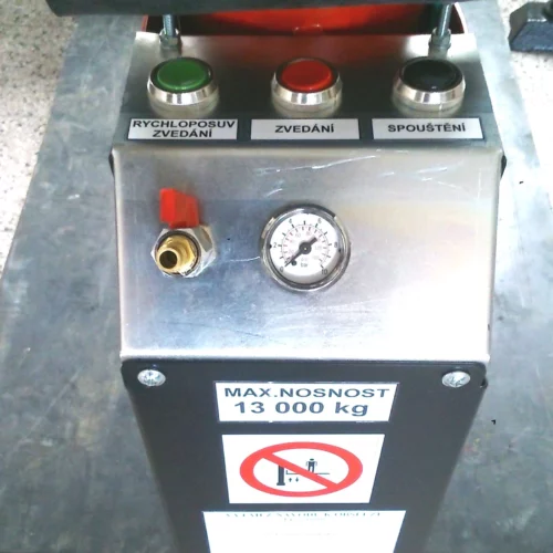 Ovládací panel pneumaticko-hydraulického jámového zvedáku firmy Autotech
