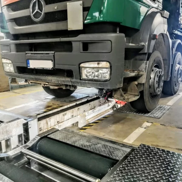 Zařízení na kontrolu vůlí elektrohydraulické na montážní jámě s kamionem